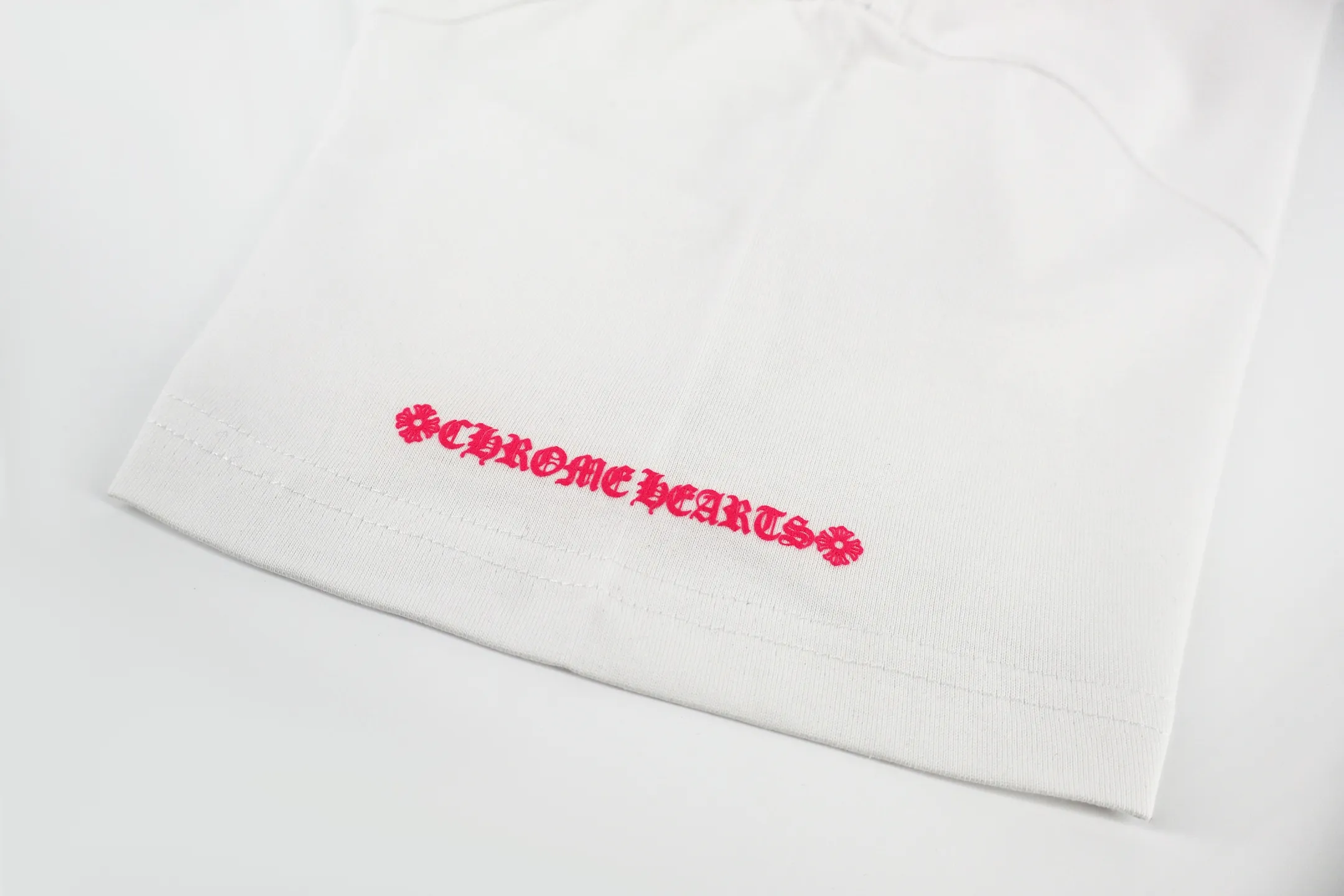 Chrome Hearts （White） Chrome Hearts ， g， ， ， 、 ， 。 ， ， ， Classic ， ， 。 Red ， ， ， 、 ， 。 ， ， ， ， ， ， ， Classic 。 ， ， Same Style ， ， ， ， Same Style。 Size:S-M-L